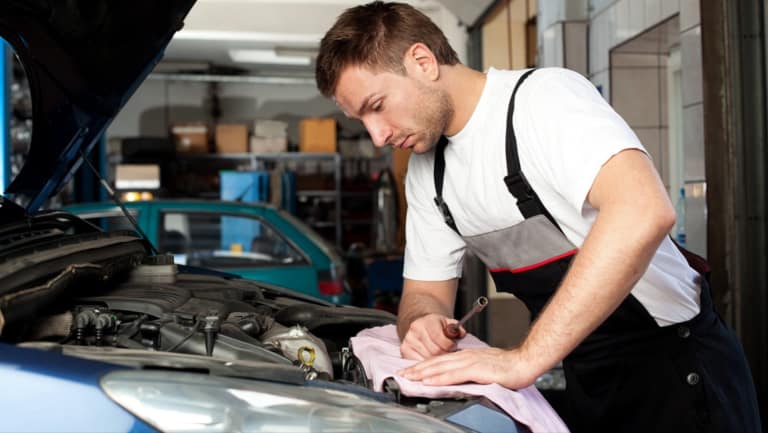 10 Señales de que tu Auto Necesita Servicio Urgente